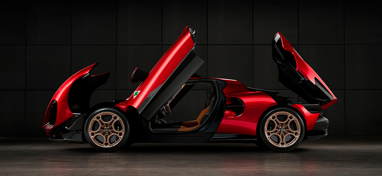 A abertura do "cofango" é simultaneamente teatral e funcional